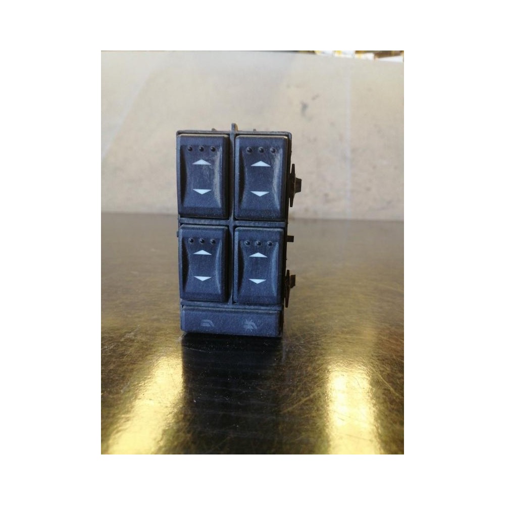 Mando elevalunas delantero izquierdo Ford Mondeo II Hatchback 2.0 TDCi (130 cv)