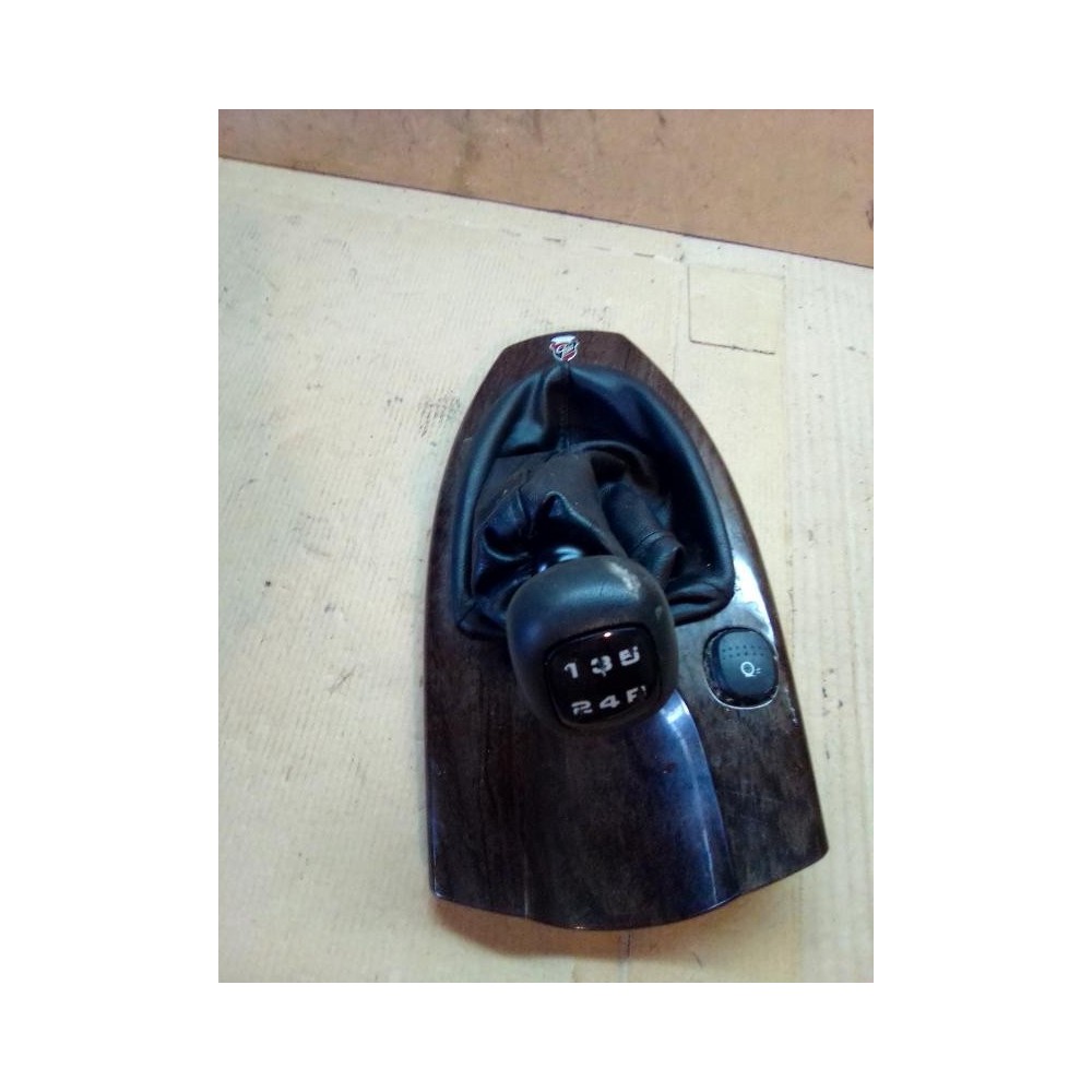 Guarnecido palanca cambio Ford Focus II Sedan (2005-2012) 2.0 16V (145 cv) Guarnecido palanca cambio Ford Focus II Sedan (2005-2012) 2.0 16V (145 cv)